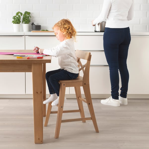 Bricolage d’enfant sur une chaise junior dans la cuisine, adulte à proximité. Sans danger pour les enfants de 3 ans et +.