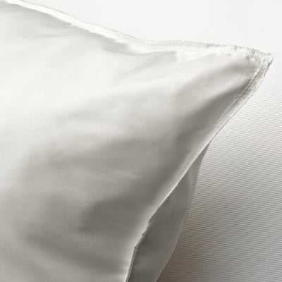 Coussin de canapé INNER blanc, doux et dodu avec un tissu lisse.