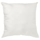 INTÉRIEUR - coussin blanc. Design dodu et carré. Fabriqué en polyester recyclé.