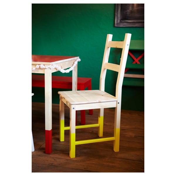 Chaise d’enfant lumineuse, pieds jaunes, pointes trempées de peinture rouge, assise en bois naturel.