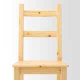 Chaise en bois léger, robuste, en pin non verni. Design simple, lignes épurées.