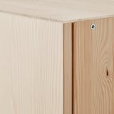 Gros plan des armoires IVAR en bois de pin robuste et lisse avec un grain visible.
