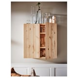 Armoire murale en bois avec vases en verre. Finition naturelle, design simple avec étagères ouvertes à l’intérieur.