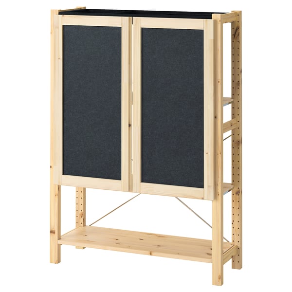 Meuble de rangement IVAR en pin naturel avec deux portes et étagères en feutre gris foncé. Conception simple, robuste et polyvalente.