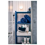 Une étagère bleue avec des articles blancs et des couvertures bleues.