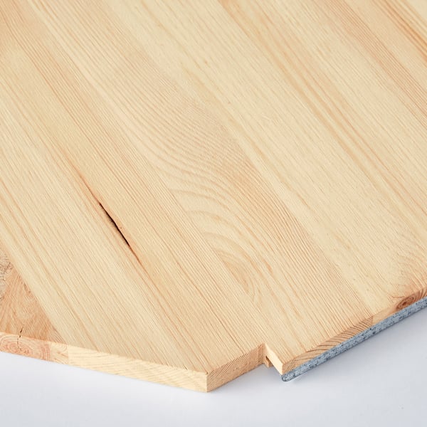 Gros plan d’un panneau de bois de couleur claire, mettant en valeur sa texture de grain lisse et naturel et sa construction solide.