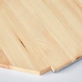 Gros plan d’un panneau de bois de couleur claire, mettant en valeur sa texture de grain lisse et naturel et sa construction solide.