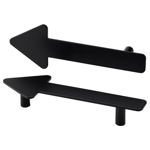 Deux poignées de tiroir noires en forme de flèche, l’une horizontale, l’autre verticale. Acier, design minimaliste moderne.