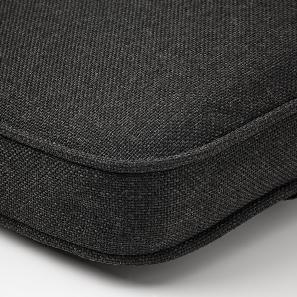 Coussin d’extérieur noir, vue rapprochée, mettant en valeur une texture et des coutures de qualité.