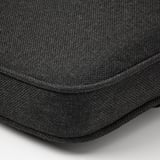 Coussin d’extérieur noir, vue rapprochée, mettant en valeur une texture et des coutures de qualité.