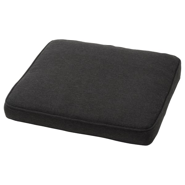 Un coussin de chaise JÄRPÖN/DUVHOLMEN noir de forme rectangulaire et au design rembourré. Il est fabriqué en polyester et a un fond antidérapant.
