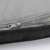 Fermeture éclair en tissu maillé en gros plan, tons gris clair et noir, matériau de coussin extérieur durable.