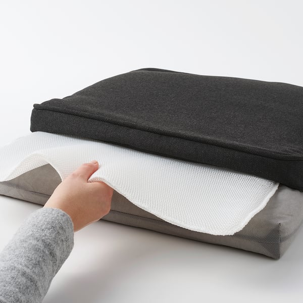 Coussin de chaise placé à la main avec maille antidérapante, démontrant un retrait facile de la housse pour le nettoyage.