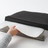 Coussin de chaise placé à la main avec maille antidérapante, démontrant un retrait facile de la housse pour le nettoyage.