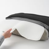 Housse de coussin d’extérieur JÄRPÖN/DUVHOLMEN noir et blanc à décoller à la main. Fermeture éclair visible, montrant un retrait facile pour le nettoyage.