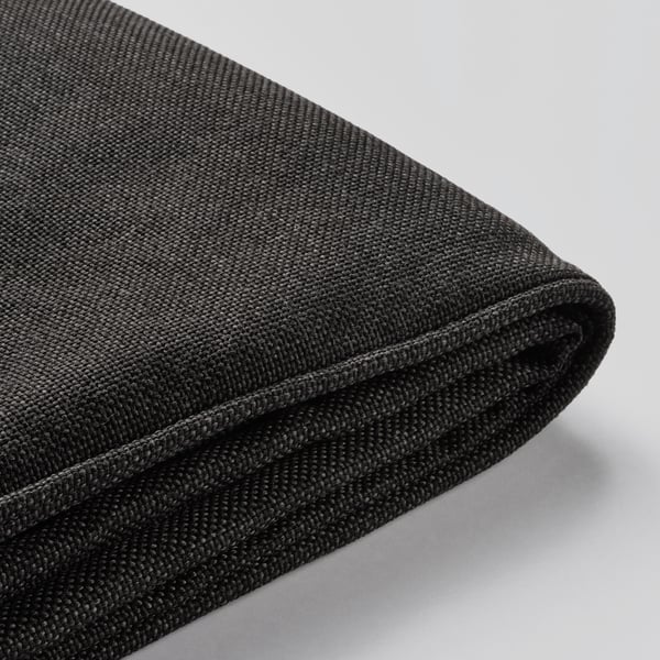Gros plan d’une housse de coussin noire douce et durable avec une texture fine et des coutures soignées.
