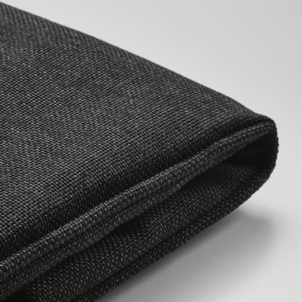 Gros plan de la housse de coussin noire texturée et durable, mettant en valeur son matériau de haute qualité, résistant à la décoloration et sa finition hydrofuge.