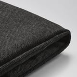 Gros plan de la housse de coussin noire texturée et durable, mettant en valeur son matériau de haute qualité, résistant à la décoloration et sa finition hydrofuge.