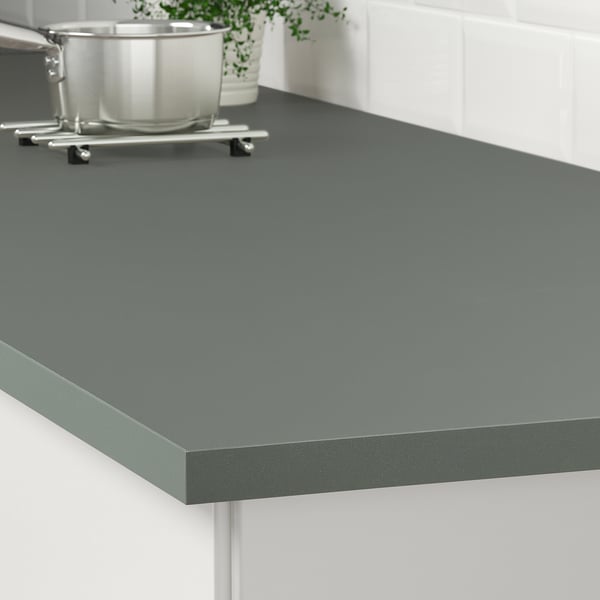 Comptoir de cuisine moderne vert-gris JÄRSTORP avec surface facile à nettoyer et bord droit.