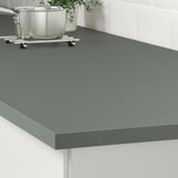 Comptoir de cuisine moderne vert-gris JÄRSTORP avec surface facile à nettoyer et bord droit.