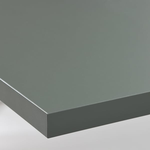 Gros plan d’un plan de travail de cuisine élégant, moderne et gris mat avec des détails de bord droit.
