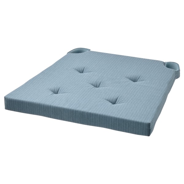 Un coussin de chaise carré JUSTINA bleu avec un design capitonné. Il est rembourré pour plus de confort.