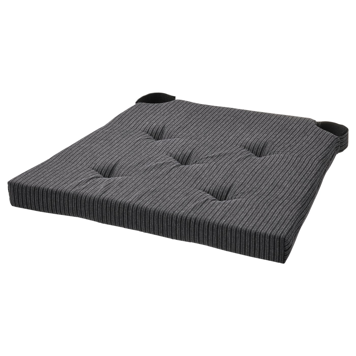 Cette image montre un coussin de chaise JUSTINA, gris avec des rayures blanches, rectangulaire et rembourré, doté de deux sangles noires pour le maintenir en place.