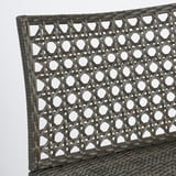 Gros plan du mobilier d’extérieur en osier JUTHOLMEN, mettant en valeur un tissage complexe et durable.