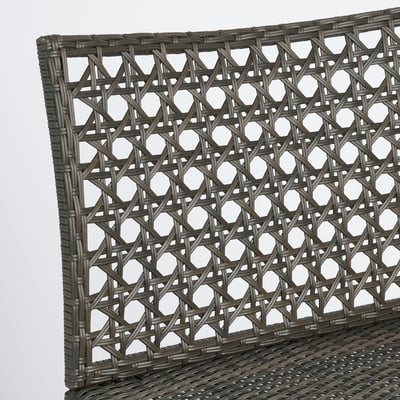 Gros plan du mobilier d’extérieur en osier JUTHOLMEN, mettant en valeur un tissage complexe et durable.