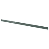 Le socle KALLARP en gris-vert brillant, avec une feuille de plastique, s’adapte parfaitement sous les armoires de cuisine pour une finition élégante.