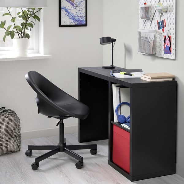 Petit bureau KALLAX noir avec chaise, lampe et écouteurs. Espace d’étude moderne pour les enfants.
