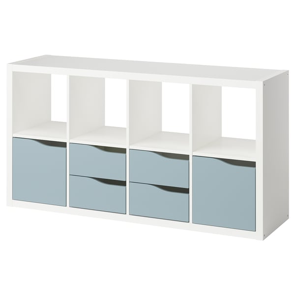 Une étagère KALLAX blanche avec des tiroirs bleu clair. Il se tient debout, offrant un espace de rangement avec un design épuré et moderne.