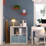Bureau à domicile avec étagères KALLAX, bureau et plantes.