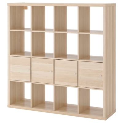 Une étagère en bois léger KALLAX aux lignes épurées, avec des compartiments ouverts et des inserts de rangement cachés.