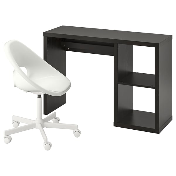 Bureau noir, chaise blanche. Bureau rectangulaire avec étagères ouvertes. Chaise pivotante blanche arrondie à roulettes.