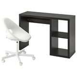 Bureau noir, chaise blanche. Bureau rectangulaire avec étagères ouvertes. Chaise pivotante blanche arrondie à roulettes.
