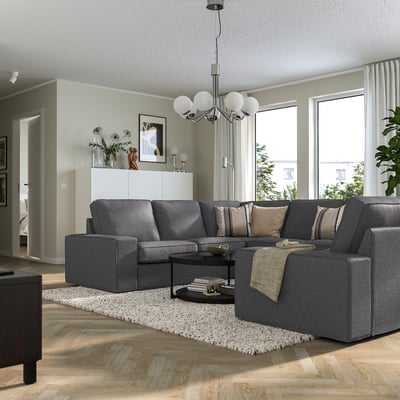 Salon moderne avec canapé sectionnel KIVIK, parquet et grandes fenêtres.
