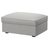 Repose-pieds KIVIK en tissu gris, rectangulaire avec pieds noirs, revêtement doux et lavable en machine.