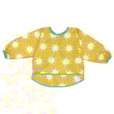 Un bavoir pour enfant jaune à motifs ensoleillés, à manches longues et finitions bleues, en polyester.