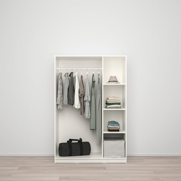 Une armoire KLEPPSTAD présentant des vêtements, un chapeau, un sac et des boîtes de rangement sur des étagères.