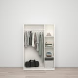 Une armoire KLEPPSTAD présentant des vêtements, un chapeau, un sac et des boîtes de rangement sur des étagères.