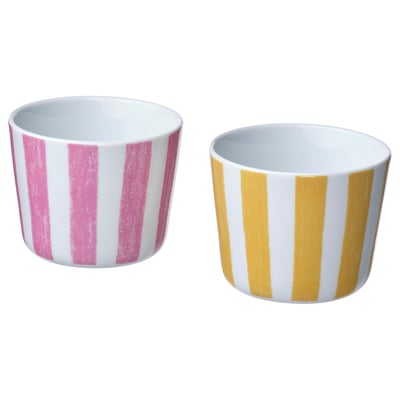 Deux tasses colorées : l’une à rayures roses, l’autre à rayures jaunes, toutes deux blanches, rondes et en porcelaine feldspathique.