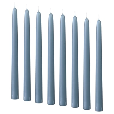 Huit bougies bleues KLOKHET, toutes effilées et éteintes, disposées en deux rangées de quatre. Fabriqués en stéarine, ils se dressent debout en une ligne nette.