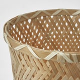 Panier en bambou tressé avec motif de losange complexe, ton beige clair. Fabriqué à la main avec des détails fins et des matériaux durables.