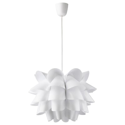 Une suspension KNAPPA. Il est blanc, fabriqué en polypropylène recyclé, avec un motif floral. La lampe est suspendue à un cordon.