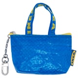 Un sac porte-clés KNÖLIG bleu. Il dispose d’une fermeture à glissière et d’un mousqueton en métal pour la fixation.