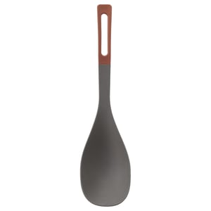 Une cuillère KNORRHANE. Il est gris foncé avec une poignée rouge. Il a un design long et ergonomique. Le bord est en silicone pour une utilisation antiadhésive.