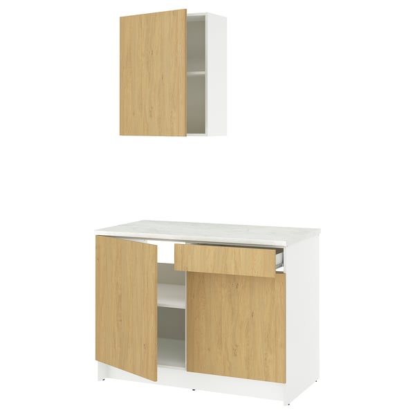 Unité de cuisine moderne en bois blanc et chêne avec comptoir et armoires.