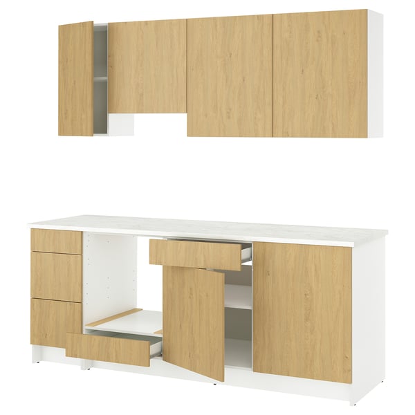 Ensemble de cuisine KNOXHULT : armoires en bois clair, comptoir blanc, grand rangement - tiroirs, portes, unités murales, design moderne.