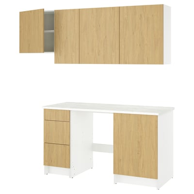 Configuration de la cuisine KNOXHULT : base blanche, tiroirs en bois clair, armoires murales. Design moderne et fonctionnel.